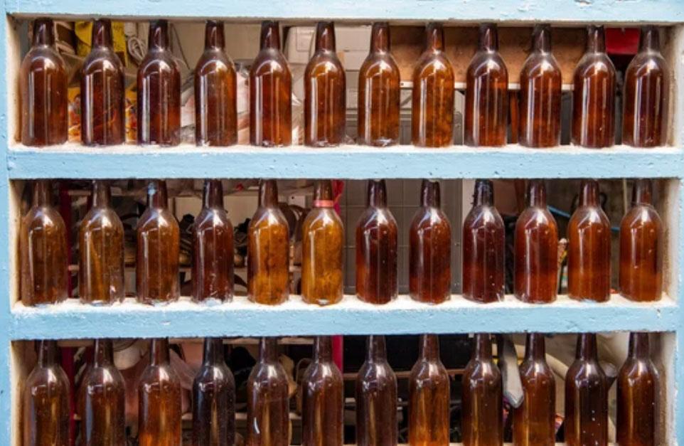 Bouteilles sur étagères