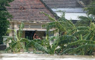 Vietnam : des inondations d’une intensité exceptionnelle submergent le centre du pays