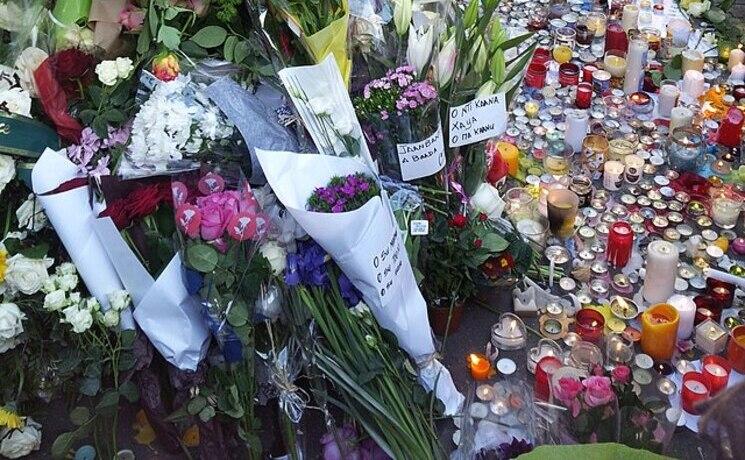 Les fleurs déposés devant le bataclan quelques jours après les attentats du 13 novembre
