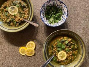 Des bols de soupe libanaise aux lentilles