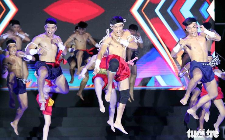 Nguyen Tran Nhat a fait une démonstration de Muay Thai pour l’ouverture du festival international des arts martiaux à Ho Chi Minh Ville le 21 novembre 2025.