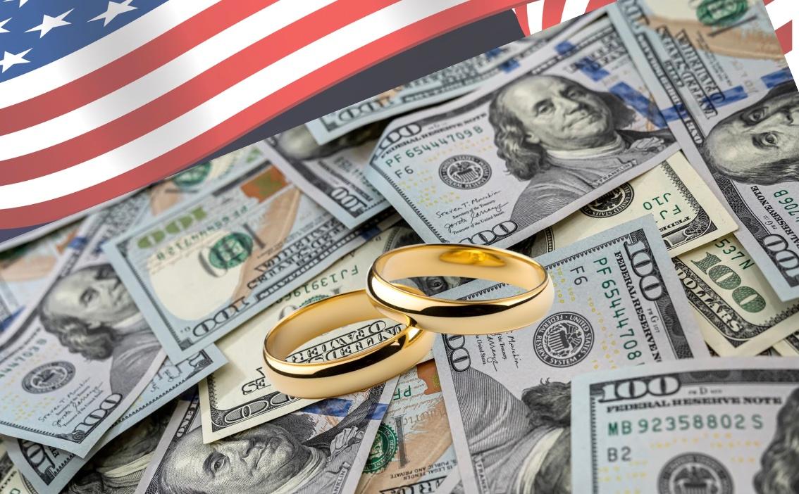 Un drapeau américain, des billets de 100 dollars et deux alliances