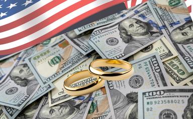 Un drapeau américain, des billets de 100 dollars et deux alliances