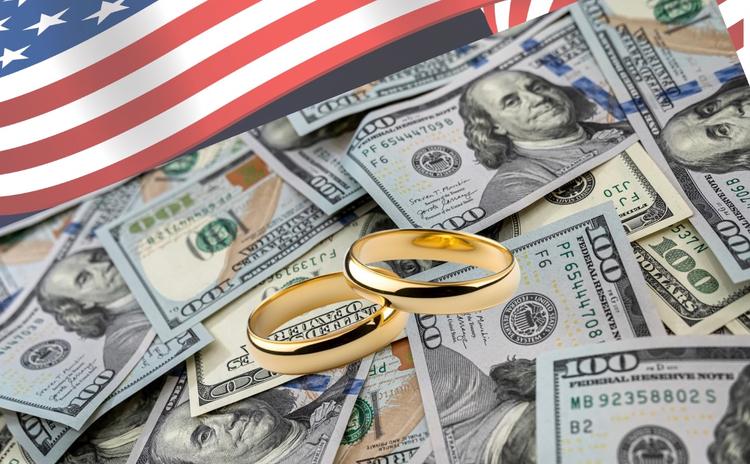 Un drapeau américain, des billets de 100 dollars et deux alliances