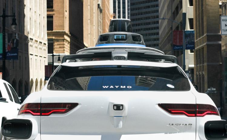 Une voiture autonome Waymo dans le rue de San Francisco