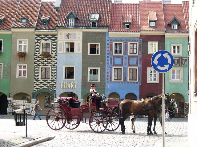 Une calèche dans les rues historiques de Poznań