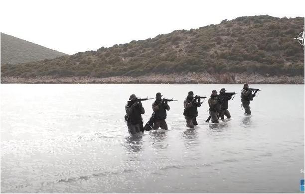 Photo de 6 militaires traversant une rivière