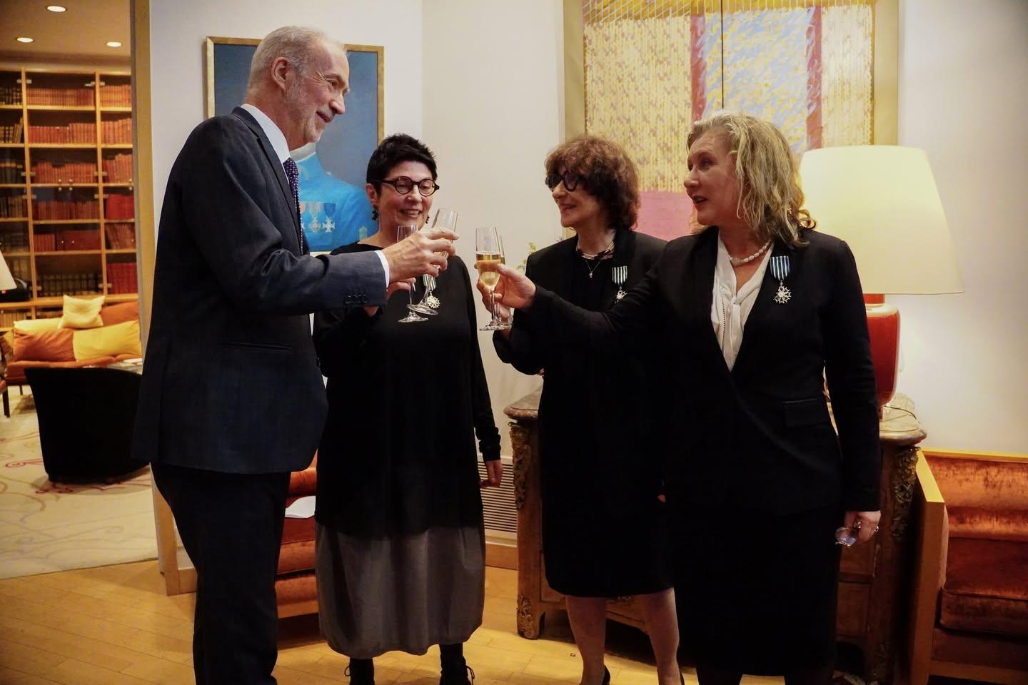 Les trois récipiendaires avec M. Etienne de Poncins, ambassadeur de France en Pologne - Photo ©Ambassade de France en Pologne
