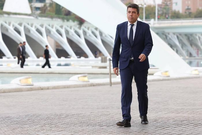 carlos mazon en train de marcher à la cité des arts et des sciences à valencia