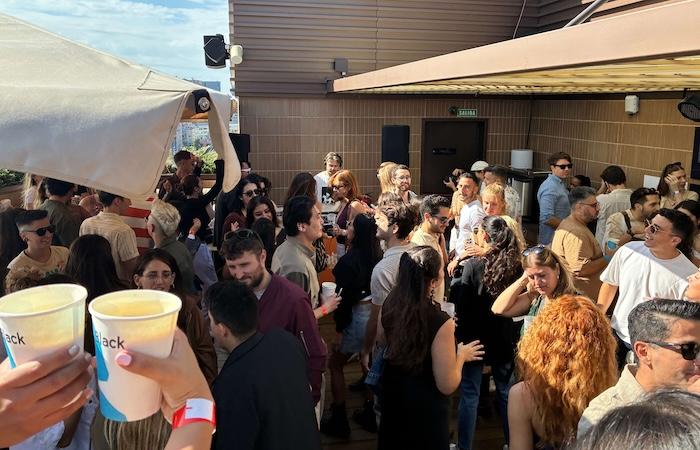 deux cafés et la piste de danse du coffee rave à l’hôtel Labtwentytwo à barcelone