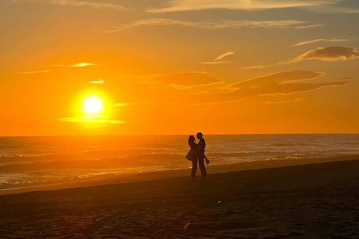 Un couple mixte sur la plage