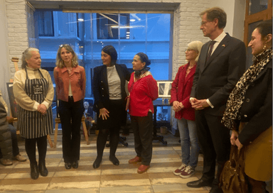 Moment collectif à Ebru Life avec l’équipe de Hayata Sarıl Lokantası et les invités de l’exposition solidaire.