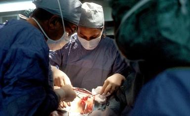 des médecins opèrent un patient