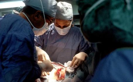 des médecins opèrent un patient