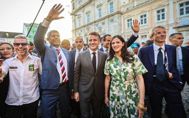 Éléonore Caroit accompagné du président de la République Emmanuel Macron en déplacement au Brésil © Éléonore Caroit via X