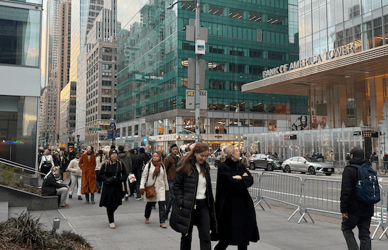 Fin d’après-midi glaciale à Midtown, l’hiver new-yorkais en une image ©️Lola Neto