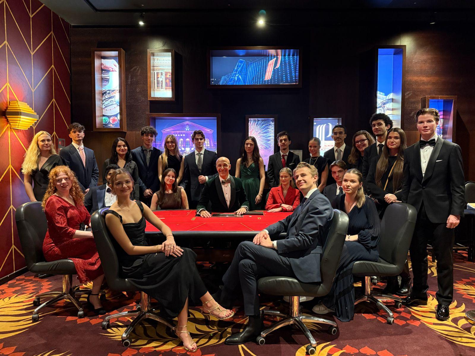 Les étudiants de l’ISG au Punto Club à Paris, le 6 novembre 2025. Crédit : Sherilyn Soekatma