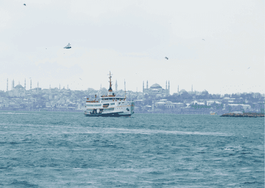 Ferry sur le Bosphore avec la péninsule historique enneigée en arrière-plan, hiver à Istanbul