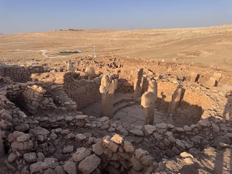 Vue du site néolithique de Karahantepe, dans la région de Şanlıurfa, en Turquie, où une sculpture humaine vieille de 12 000 ans a été découverte.