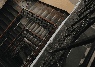 Escalier intérieur d’un ancien han à Eminönü, Istanbul