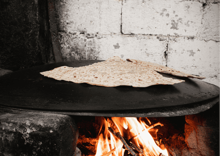 Lavaş en cuisson sur un saç traditionnel en Turquie.
