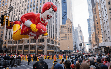 Un grand ballon dans les airs à l'occasion de la Macy's Thanksgiving Day Parade