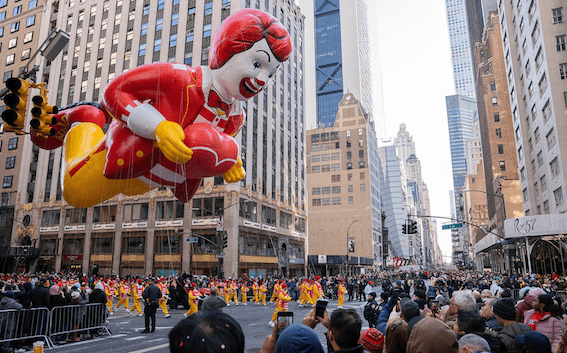 Un grand ballon dans les airs à l'occasion de la Macy's Thanksgiving Day Parade