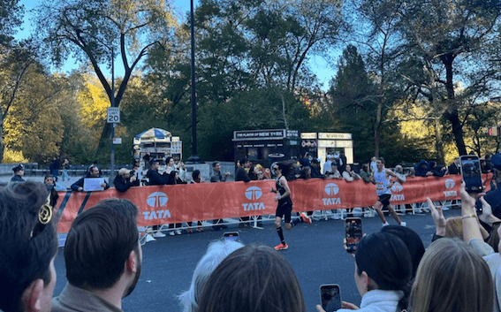 Des personnes courent lors du Marathon de New York 2025.