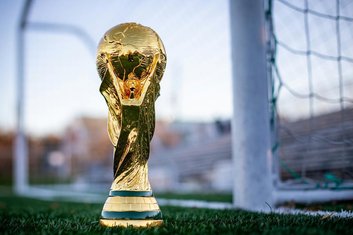 Coupe du monde devant des cages de football-unsplash