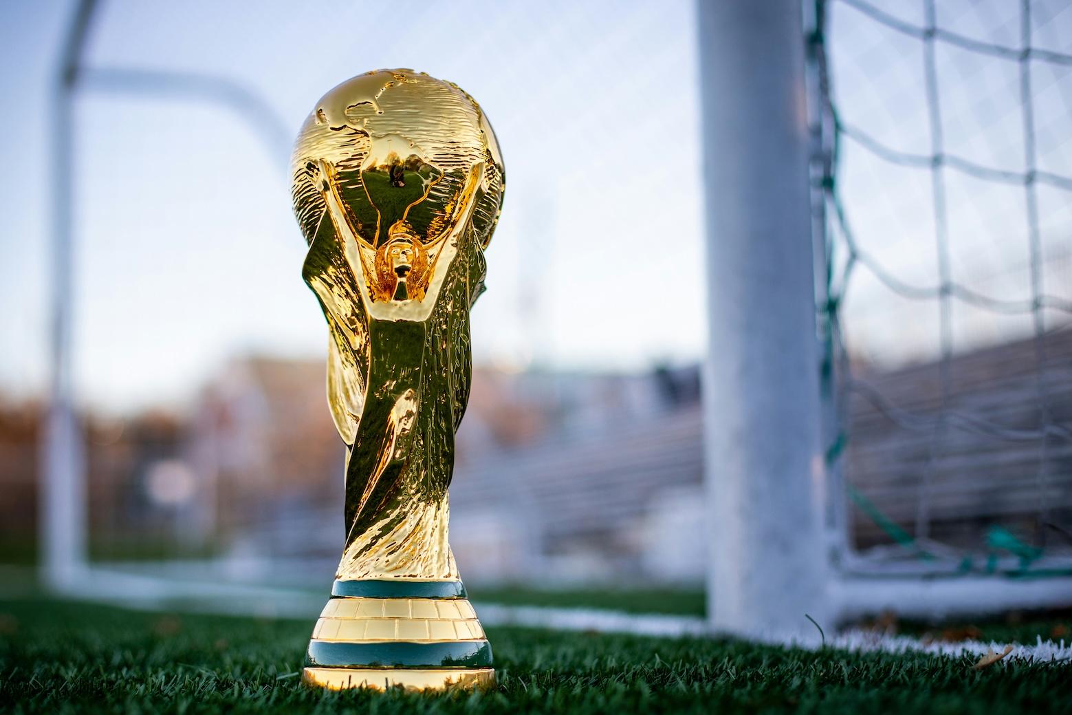 Coupe du monde devant des cages de football-unsplash