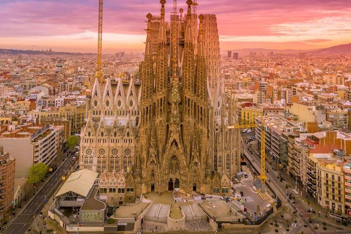 vue aerienne de la sagrada familia au coucher du soleil