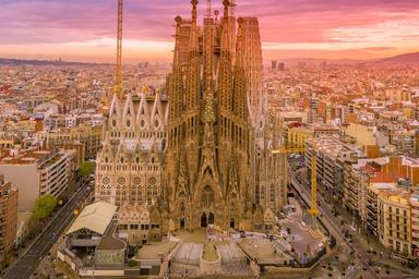 vue aerienne de la sagrada familia au coucher du soleil
