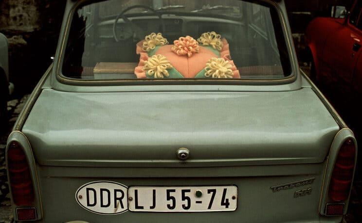 Un coussin sur la plage arrière d'une Trabant
