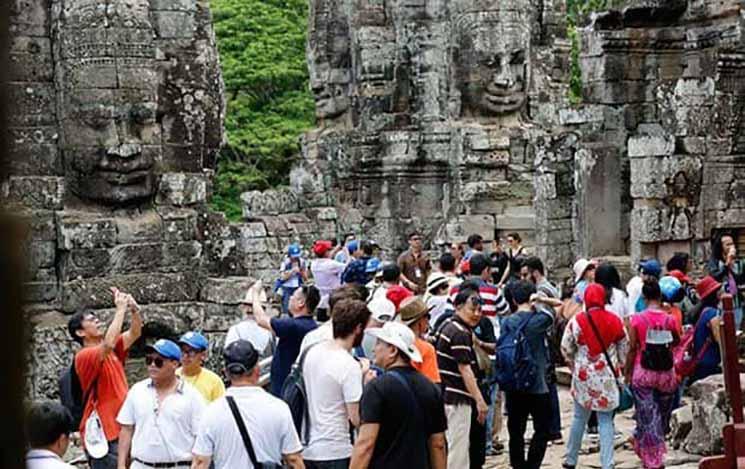 touristes au temple du Bayon Ministère du tourisme