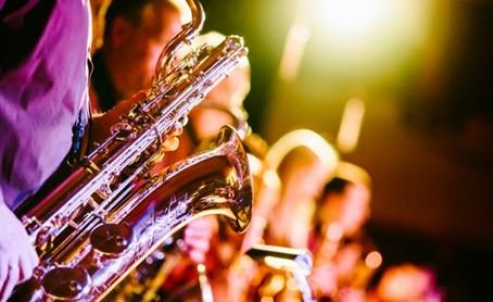 un musicien joue du saxophone