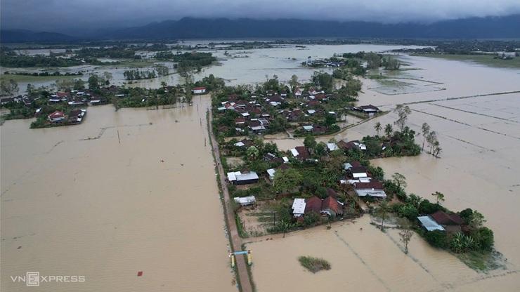 Des centaines de foyers dans le village de Phu Thuan, dans la commune de Hoa Thinh, sont encore isolés par les inondations.