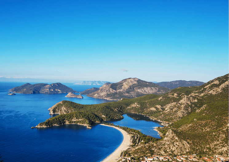 Vue aérienne d’Ölüdeniz, point de départ de la voie lycienne (Likya Yolu), classée plus belle randonnée du monde.