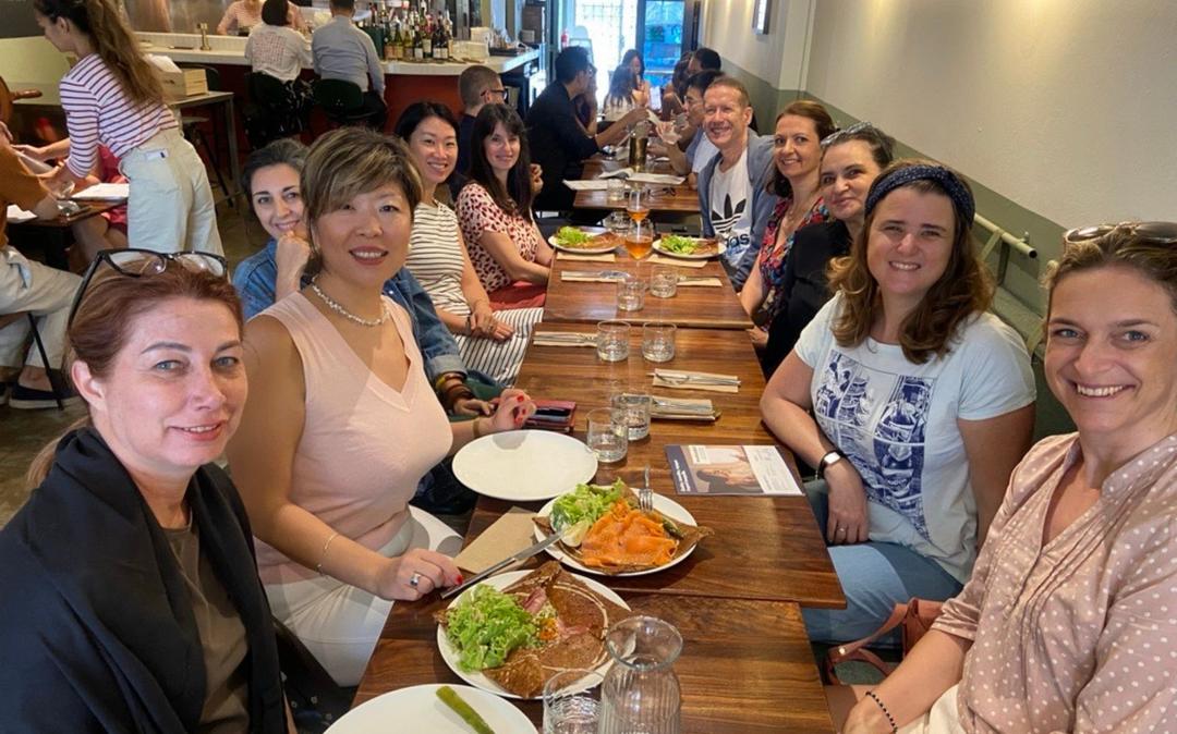 L’équipe au complet chez Madame Flod pour la dernière “réunion” de 2025.