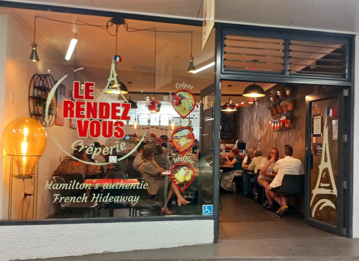 devanture cafe creperie francais