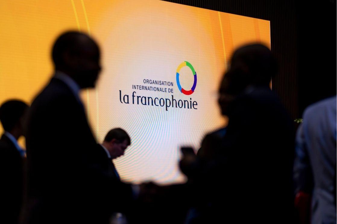 Ombres devant le logo de l'OIF