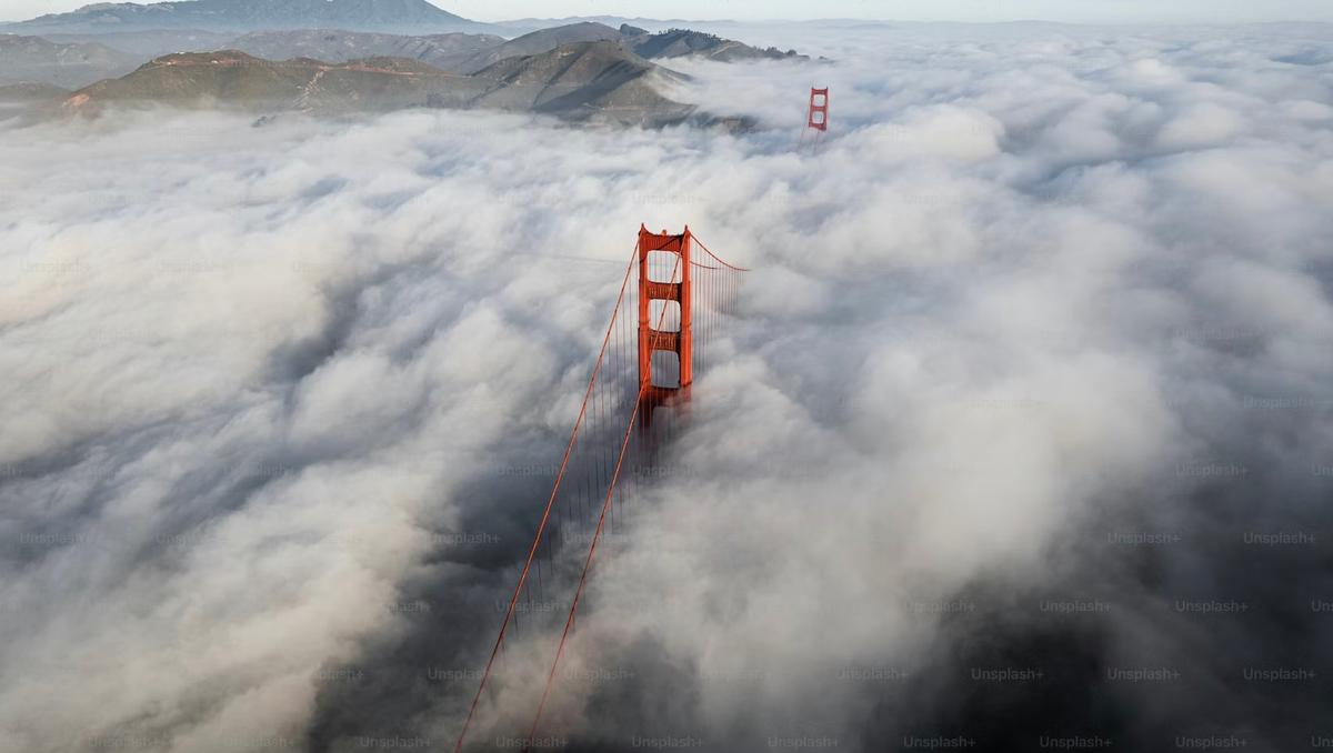 Le Golen Gate Bridge dans les nuages.