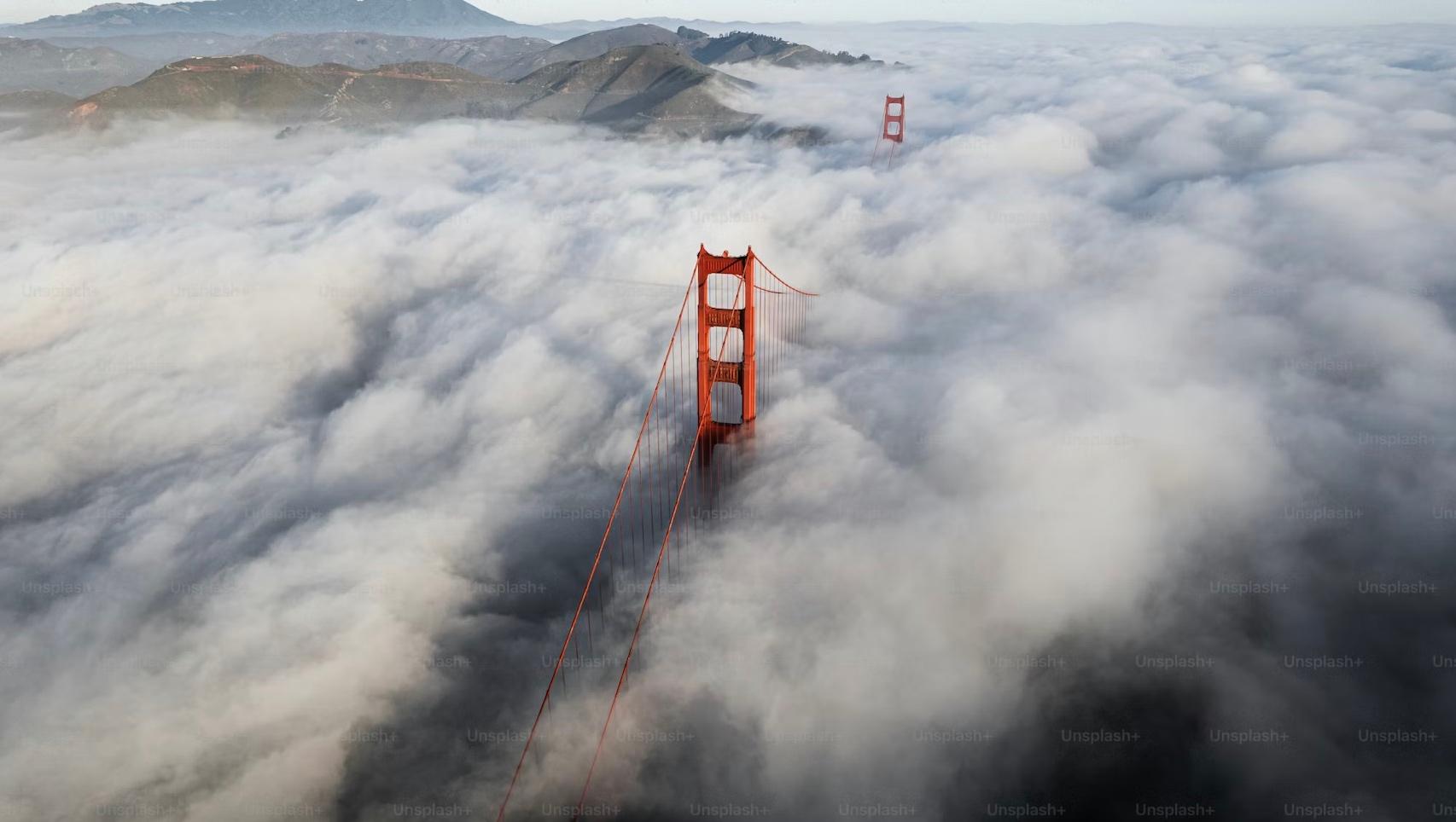 Le Golen Gate Bridge dans les nuages.