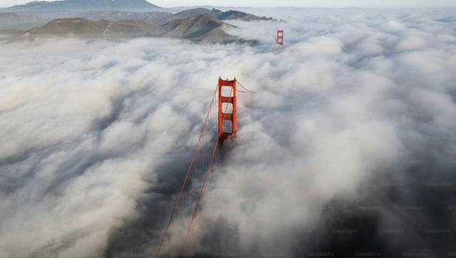 Le Golen Gate Bridge dans les nuages.