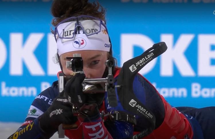 Une tireuse de biathlon en action