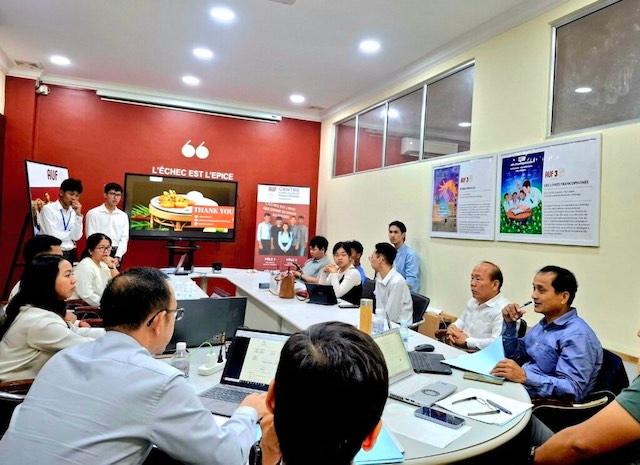 De jeunes entrepreneurs cambodgiens francophones présentent leurs projets