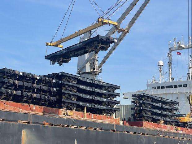 Déchargement de wagon à sihanoukville source AKP