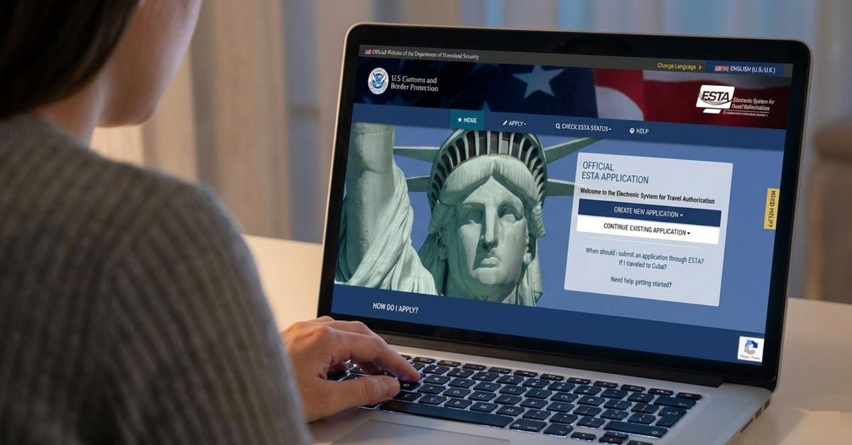 Une femme devant son ordinateur pour une demande ESTA