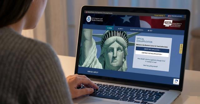 Une femme devant son ordinateur pour une demande ESTA