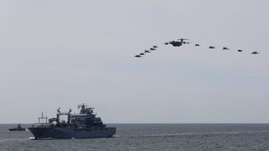 Avions militaires au dessus de la mer