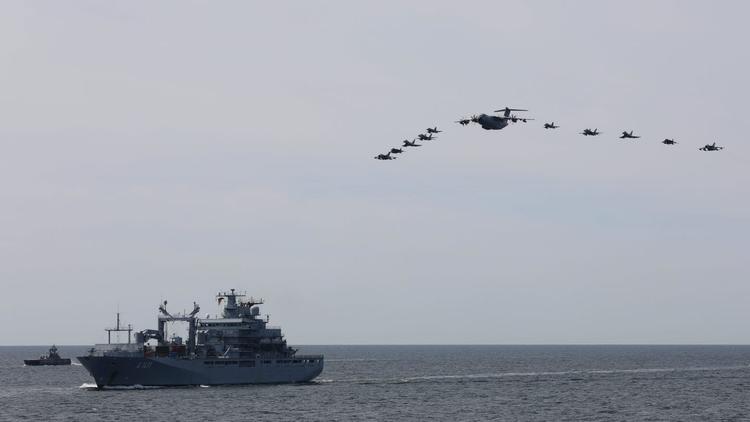 Avions militaires au dessus de la mer